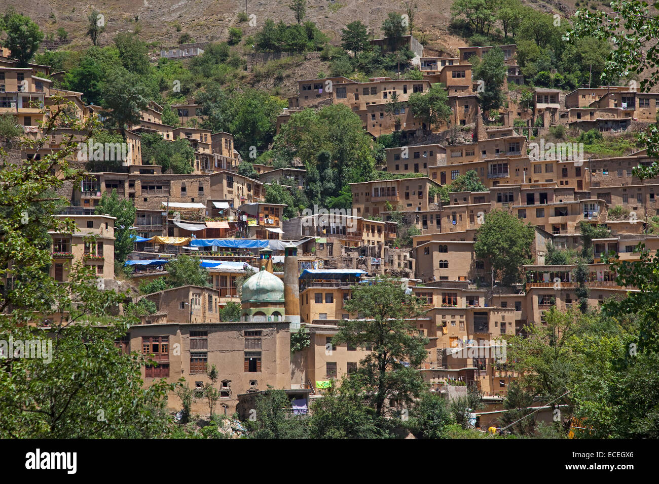 Interconnessi tra loro case fatte di adobe, aste e bolo in terrazza in stile villaggio Masuleh / Massulya, Gilan Provincia, Iran Foto Stock