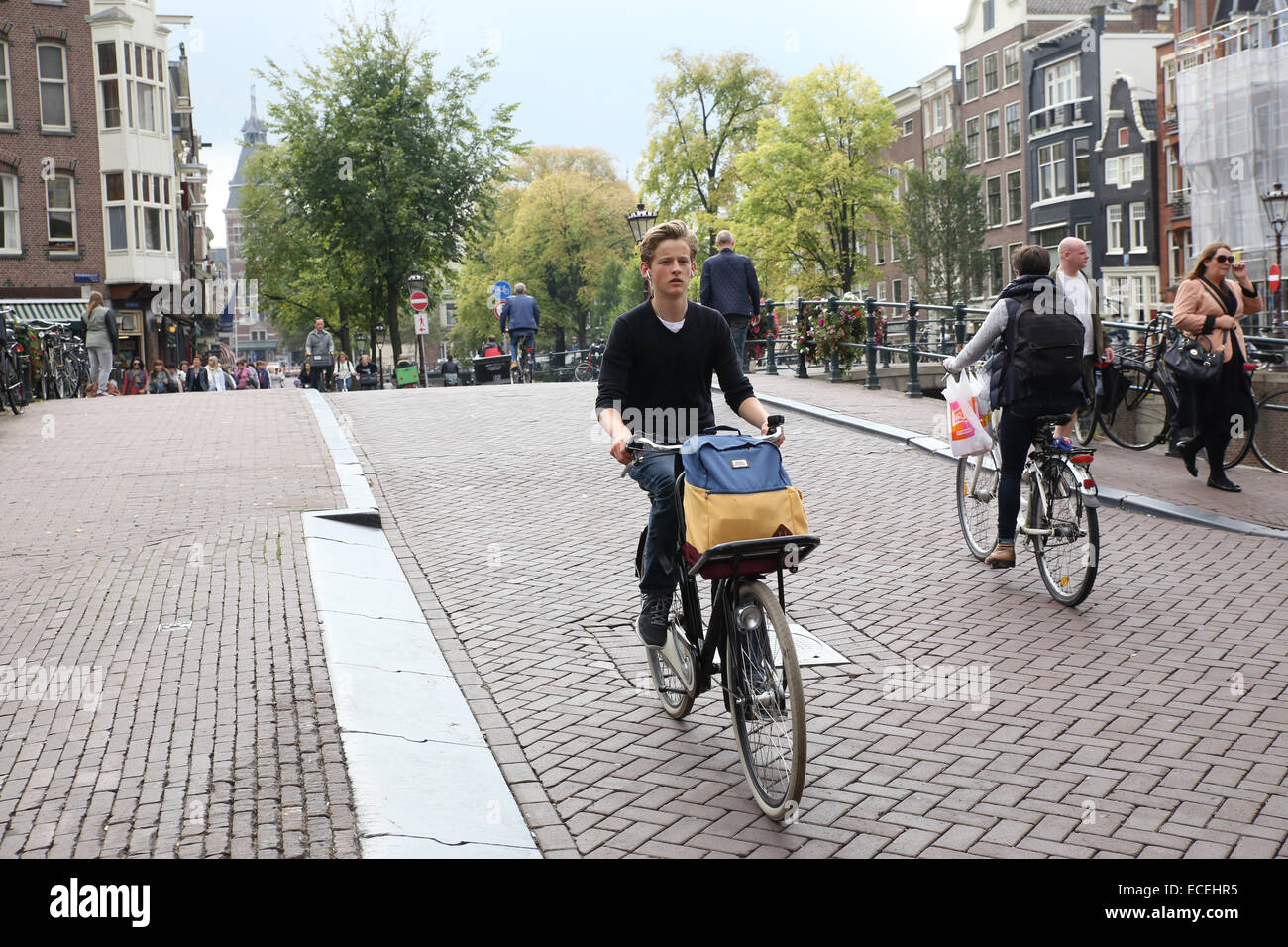 Giovane uomo Bicicletta Equitazione Amsterdam Paesi Bassi Foto Stock