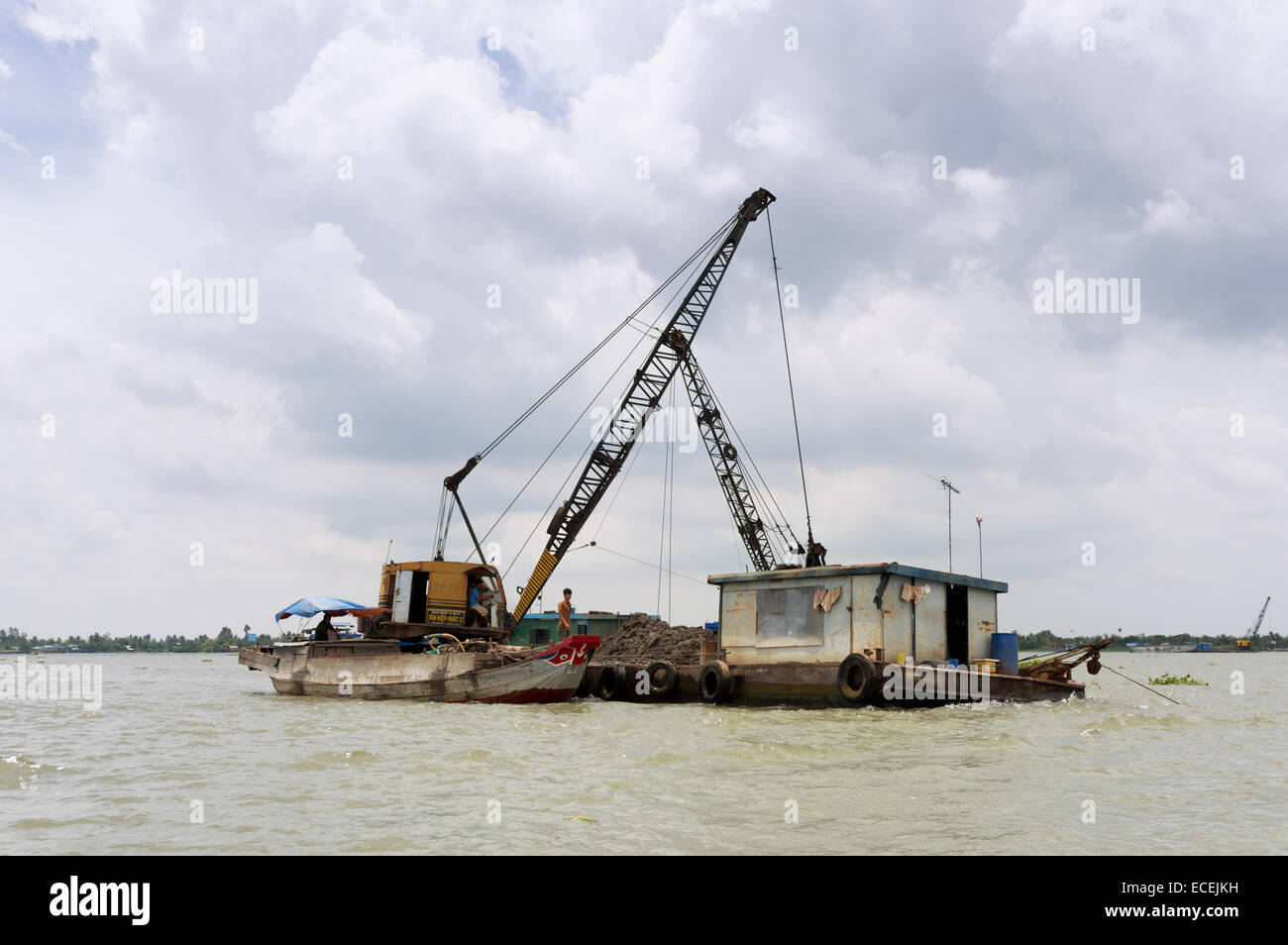 Il dragaggio - in un ampio canale di Delta del Mekong river Foto Stock