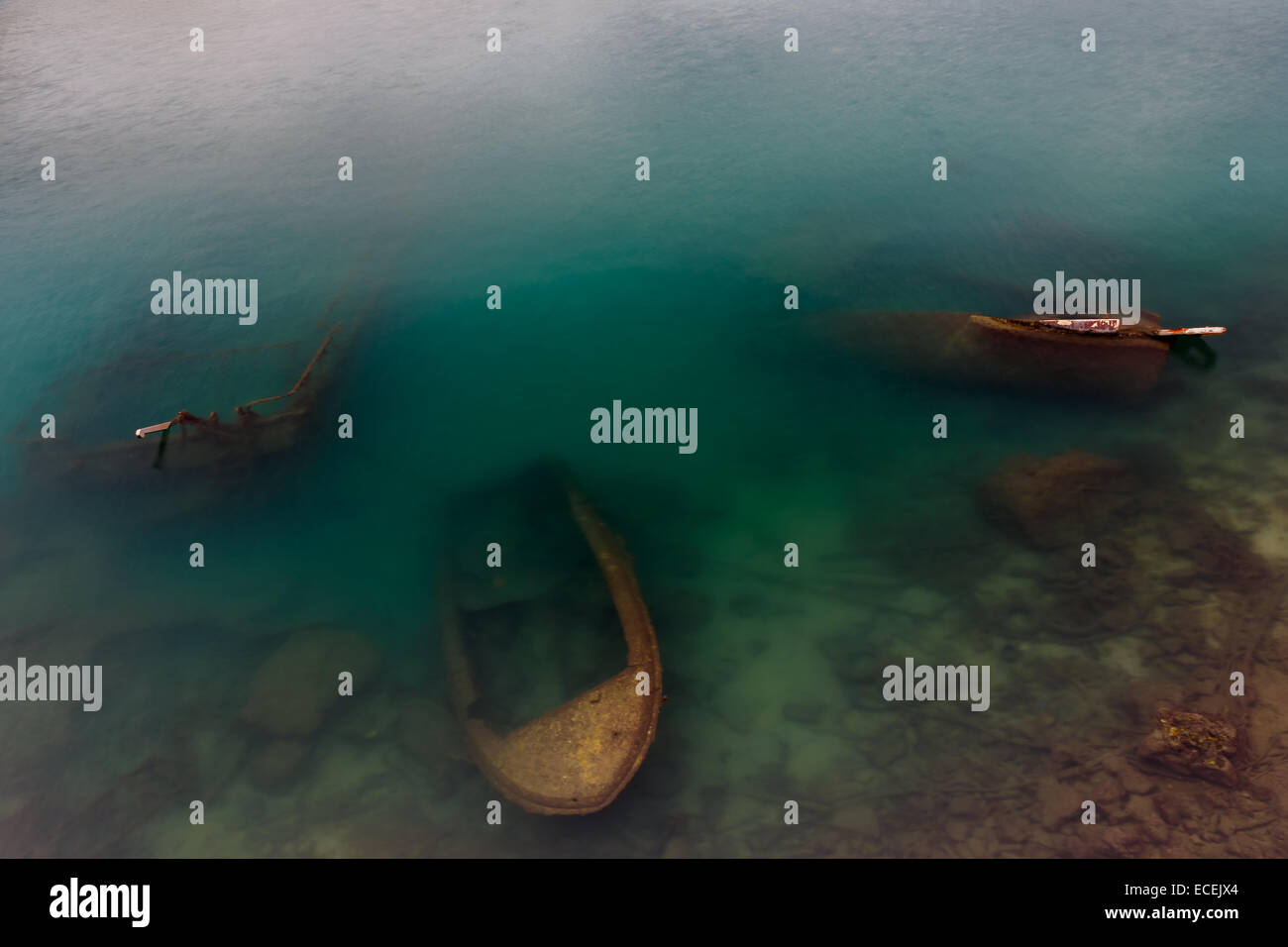 Sunken barche da pesca al di sotto dell'acqua, abbandonata nel piccolo porto di Zea Marina in Grecia Foto Stock