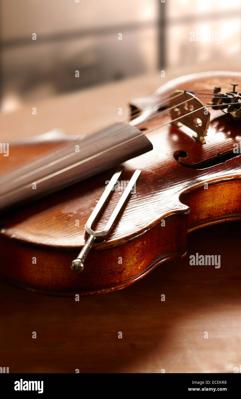 Still Life fotografia di violino e diapason Foto Stock