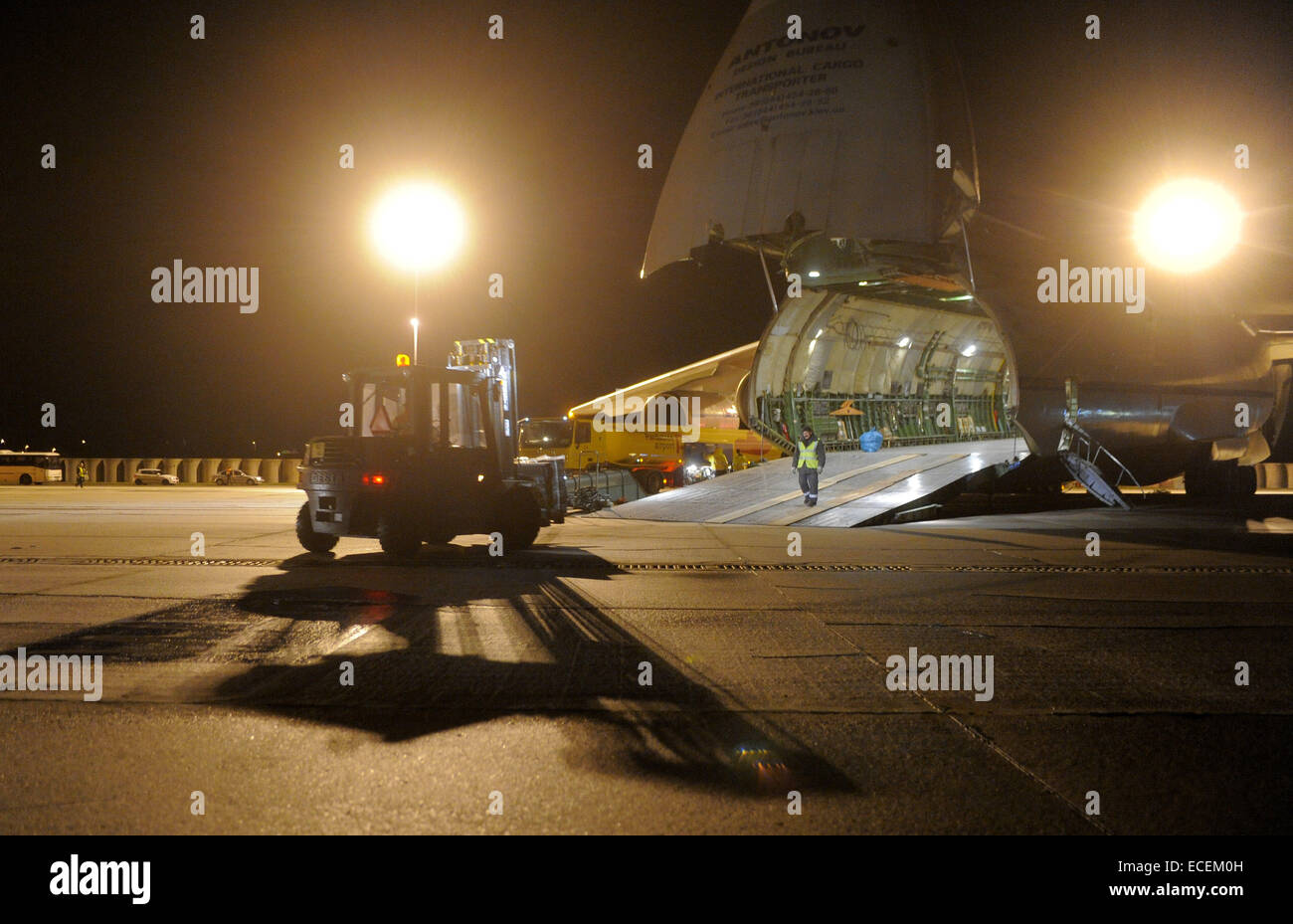 A 45 t bridge la Repubblica ceca ha donato alla repubblica Centrafricana all'interno di aiuti umanitari è quello di lasciare Pardubice, Boemia orientale, Repubblica Ceca, a bordo di un aeromobile svedese un-124 Ruslan oggi, il 12 dicembre 2014. Il ponte è stato smontato e posto su 141 pallet. Sarà assemblato in loco da tecnici italiani sotto la supervisione di specialisti della CECA. Il piano farà una sosta a Madrid ed è di raggiungere la sua destinazione, Repubblica Centrafricana la capitale Bangui, la domenica mattina. Il bridge sostituto per uno precedente che attraversa un canale d'acqua t Foto Stock