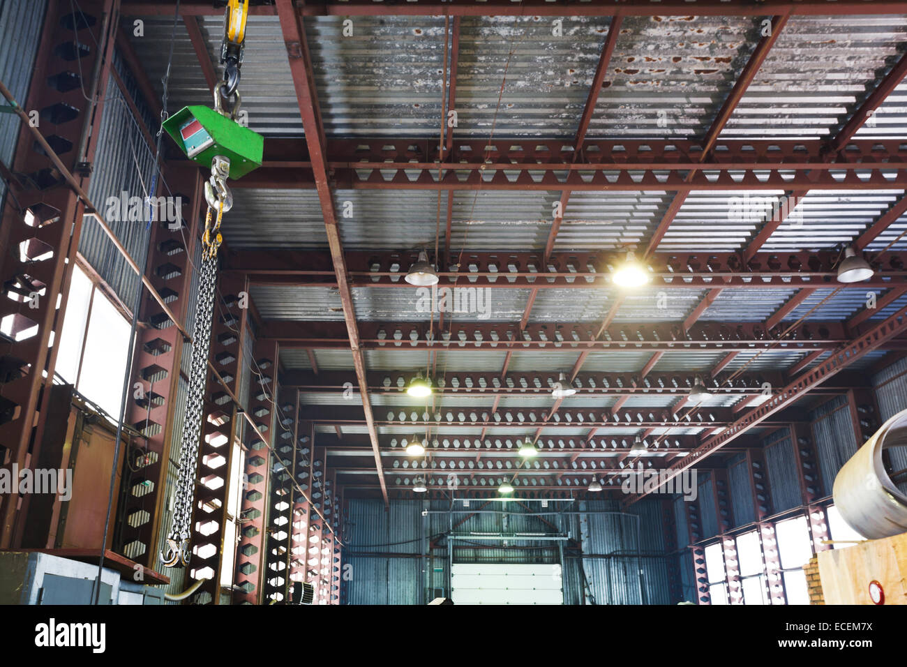 Il paranco con gru a ponte e scale in hangar warehouse Foto Stock