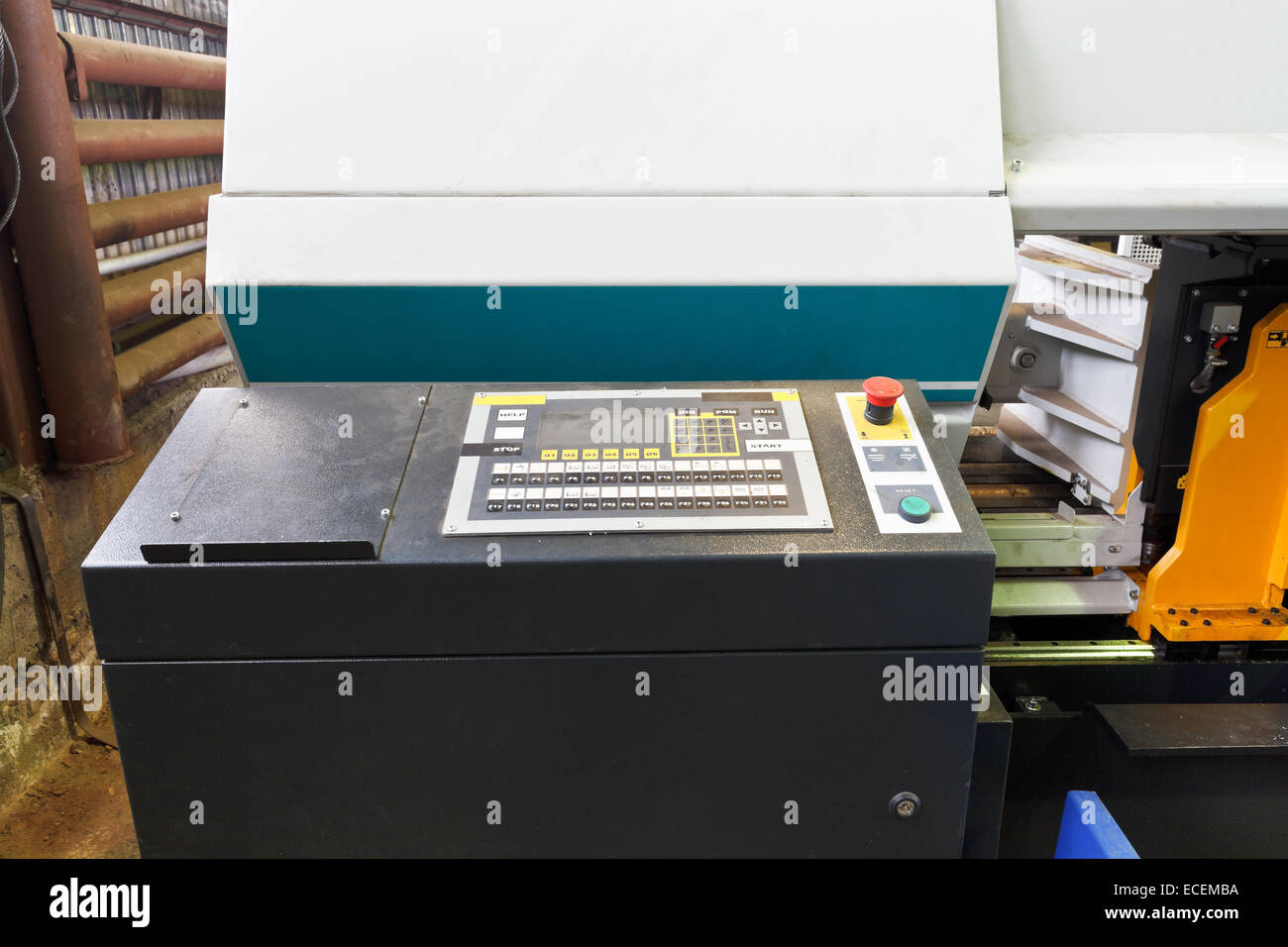 Il pannello di comando della macchina automatica in officina meccanica Foto Stock