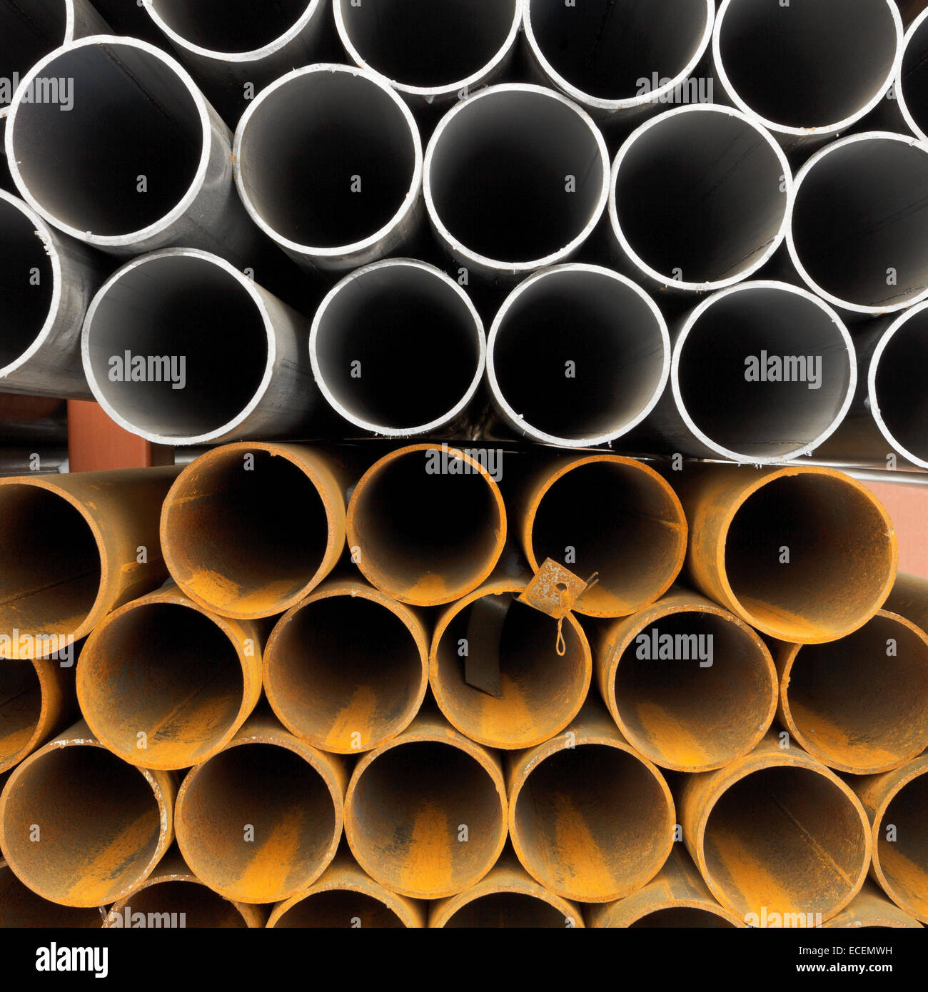 Piani di costruzione tubi vicino sul magazzino all'aperto in inverno Foto Stock