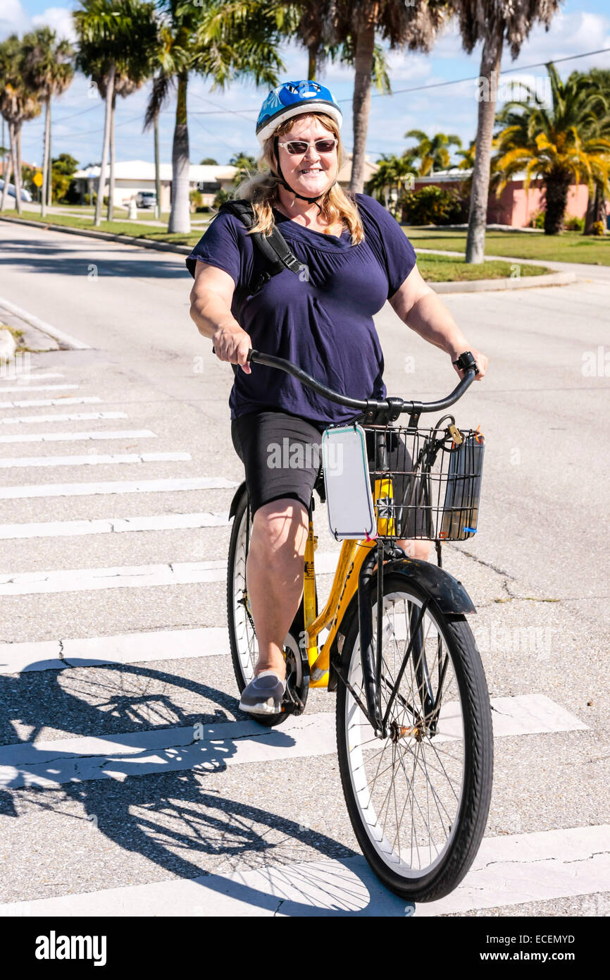Una donna che cavalca un libero-biciclette beach cruiser bicicletta intorno a Punta Gorda isola in Florida Foto Stock