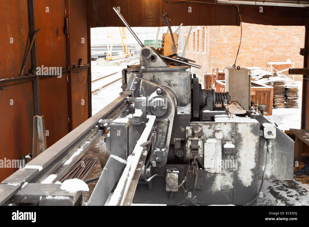 Acciaio di rinforzo e di acciaio di rinforzo e taglio bender la macchina in officina per esterni Foto Stock