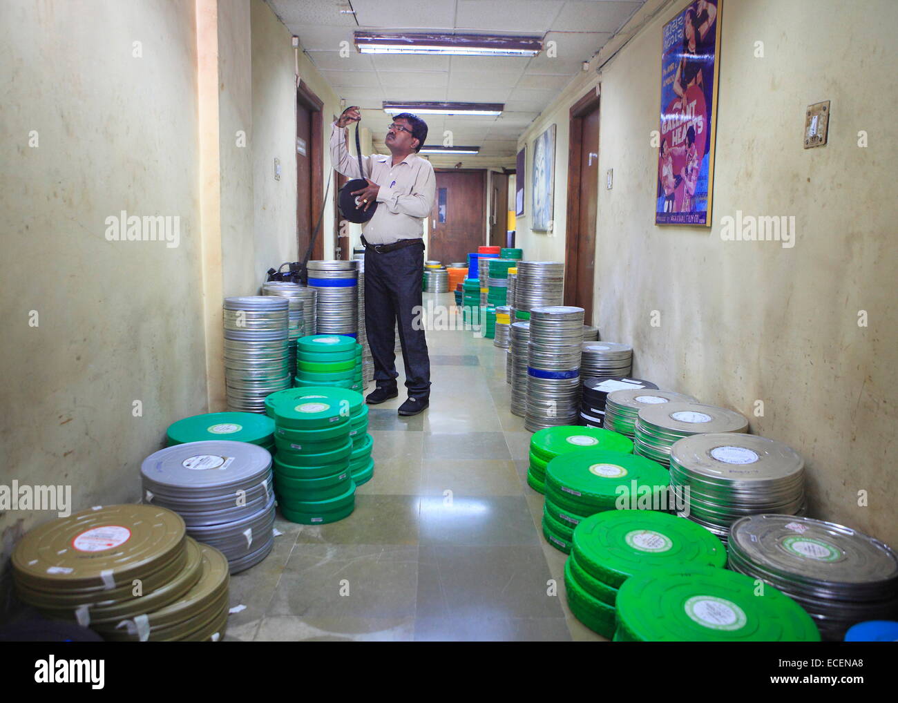 Pune, India. 25 Nov, 2014. Come le Stampe pellicola arriva per archiviazione e ripristino è ispezionata dal Film Restoration Officer presso la Cineteca Nazionale dell'India. © Subhash Sharma/ZUMA filo/ZUMAPRESS.com/Alamy Live News Foto Stock