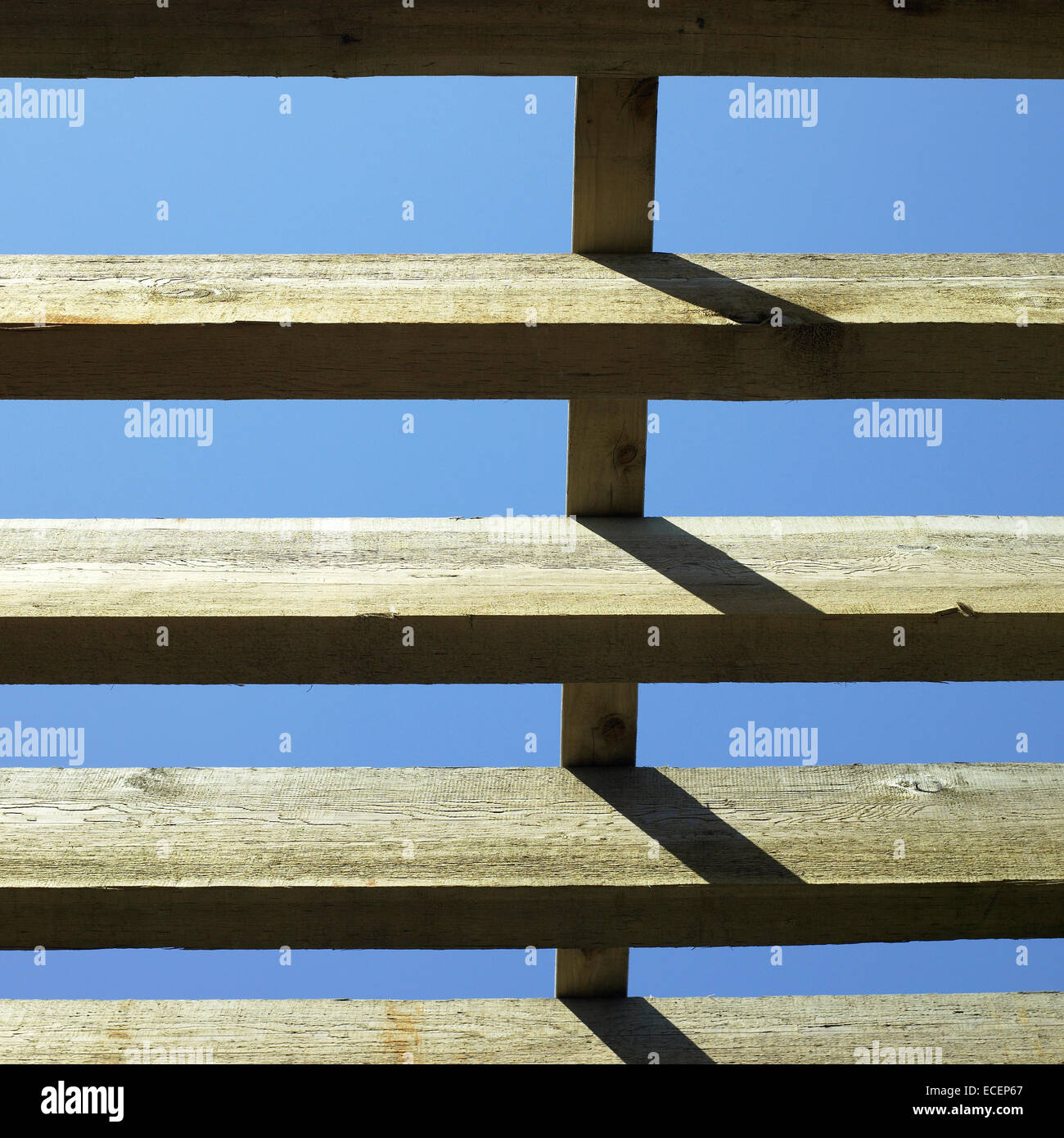 Grandi travi in legno e cielo blu Foto Stock