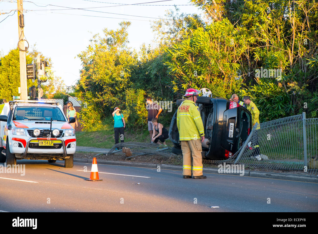 Auto ribaltata e si è schiantato sulla superstrada warringah,Sydney , Australia Foto Stock