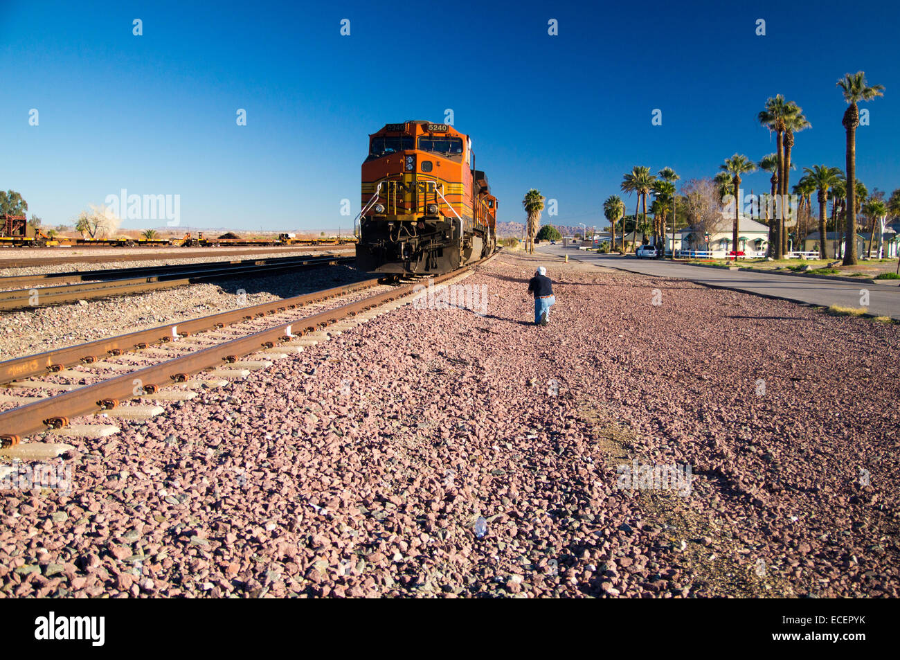 Fotografo cattura immagine del carattere distintivo arancione e giallo Burlington Northern santa fe locomotiva treno merci n. 5240 Foto Stock