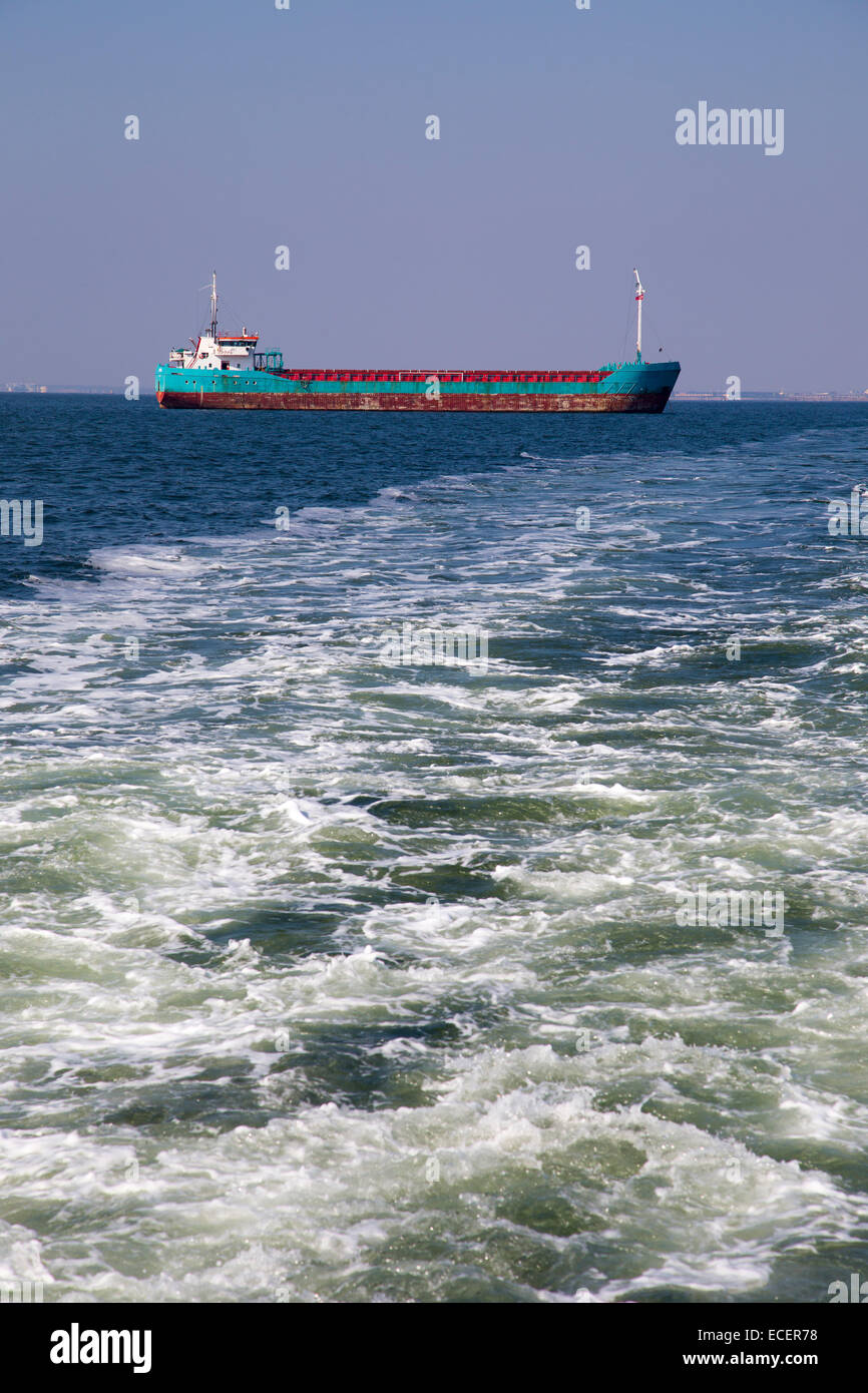 Nave da carico sul mare con onde in primo piano Foto Stock