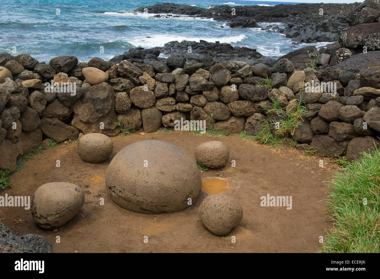 Cile, l'Isola di Pasqua. Te Pito Kura, Rapa Nui NP. Naturalmente storico ovale pietra magnetica, chiamato "l'ombelico del mondo", Foto Stock