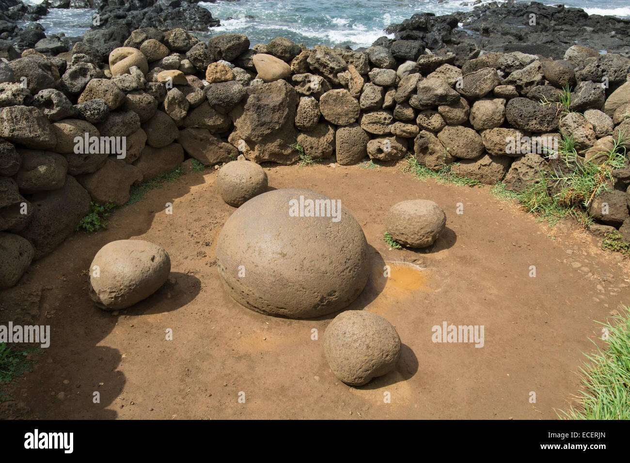 Cile, l'Isola di Pasqua. Te Pito Kura, Rapa Nui NP. Naturalmente storico ovale pietra magnetica, chiamato "l'ombelico del mondo", Foto Stock