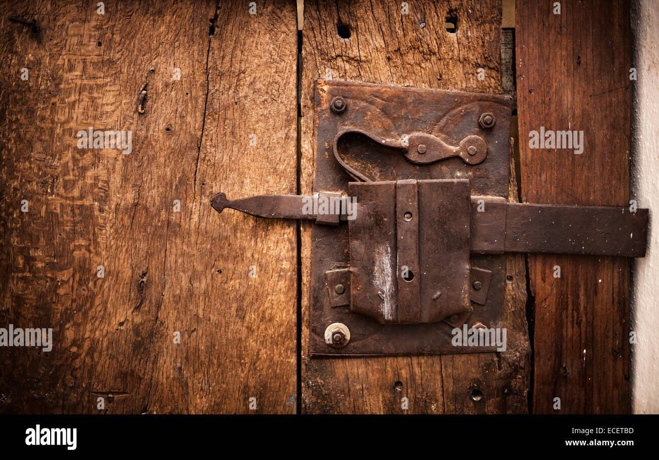 Serratura Porta Vintage Da Primo Piano Di Porta Esterna In Legno Antico -  Fotografie stock e altre immagini di Antico - Condizione - iStock