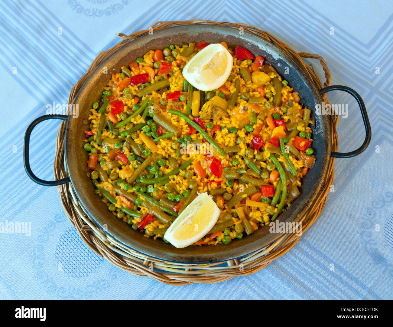 Tradizionale spagnolo: Riso paella e verdure - ricetta vegetariana Foto Stock