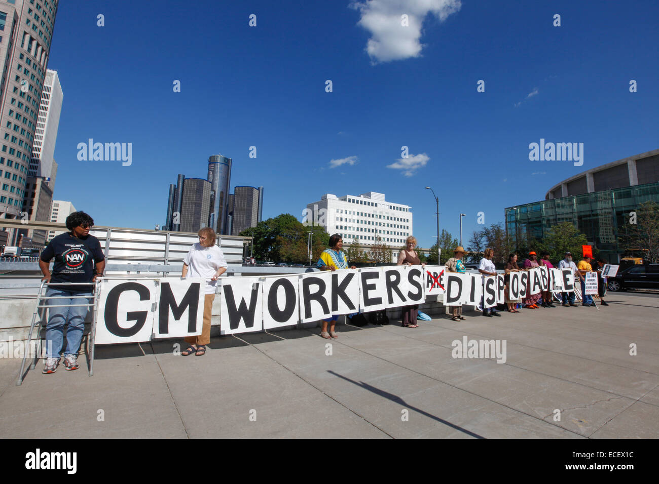 Detroit, Michigan - Auto lavoratori picket General Motors CEO Maria Barra a sostegno dei lavoratori GM in Colombia. Foto Stock