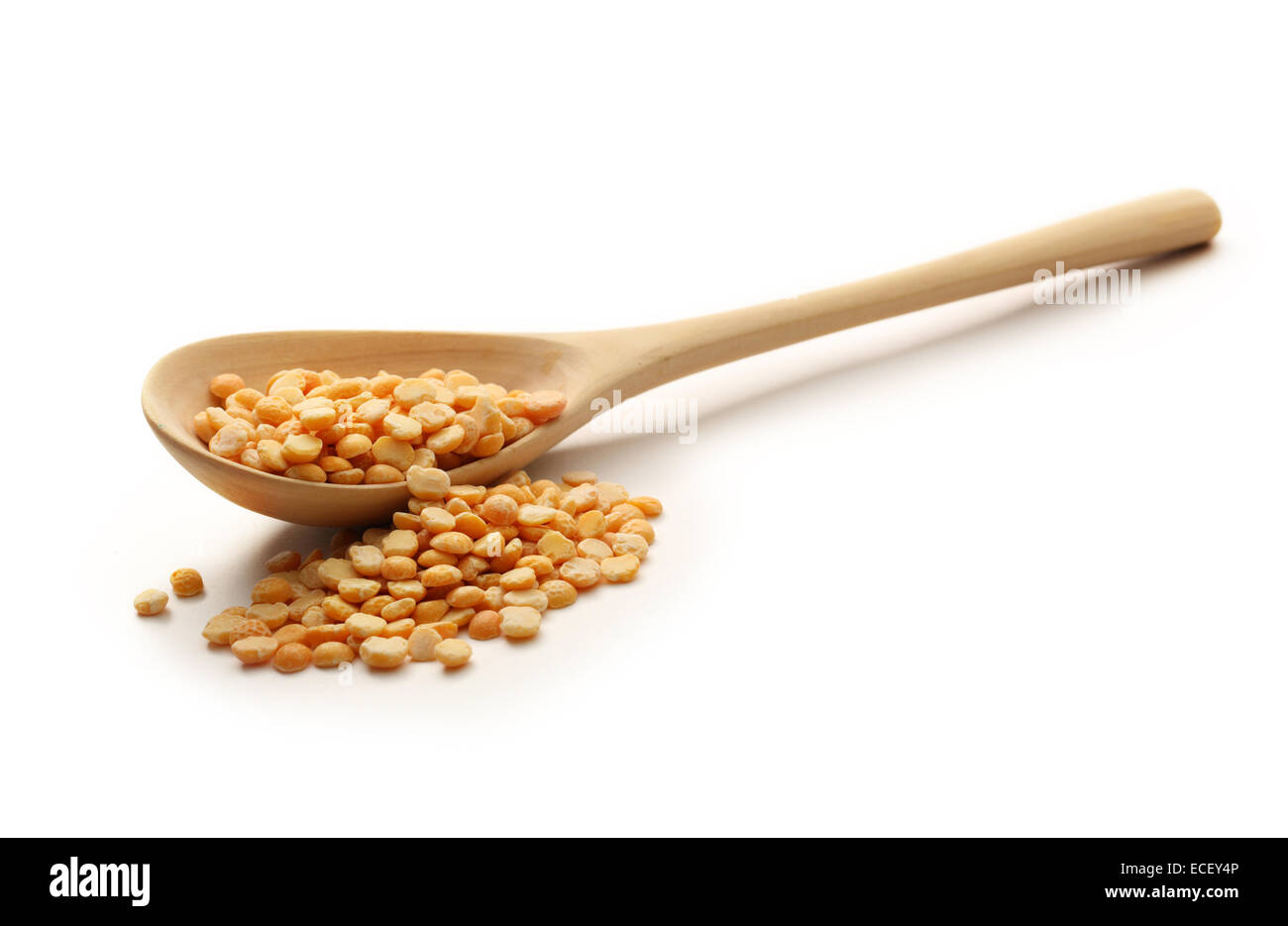 Giallo piselli secchi in cucchiaio di legno Foto Stock