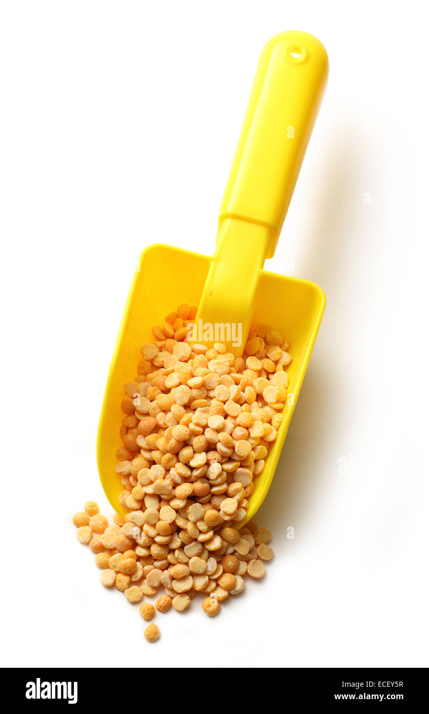 Piselli secchi in cucchiaio giallo Foto Stock