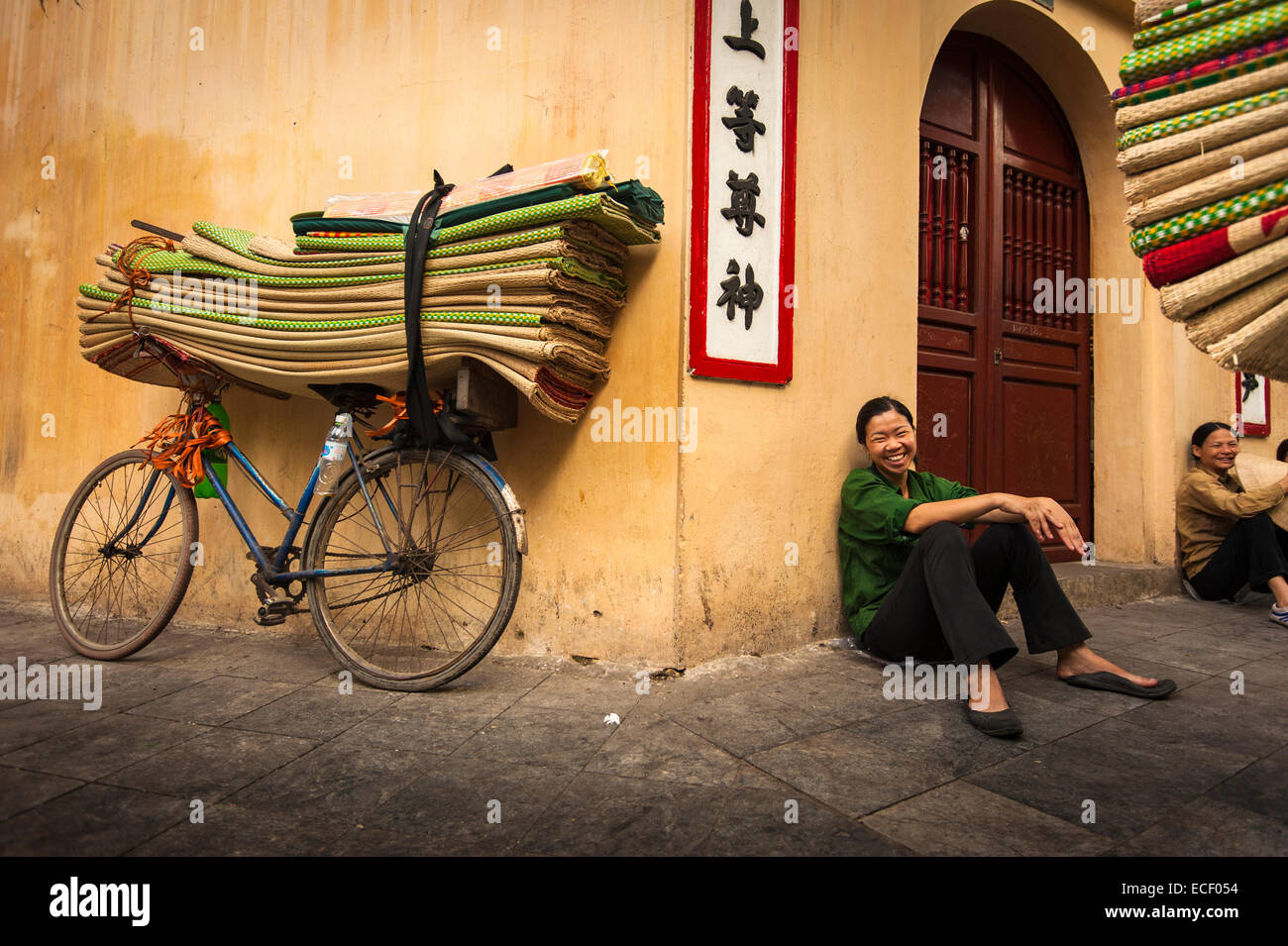 Donna seduta nello storico quartiere vecchio, Hanoi, Vietnam. Foto Stock