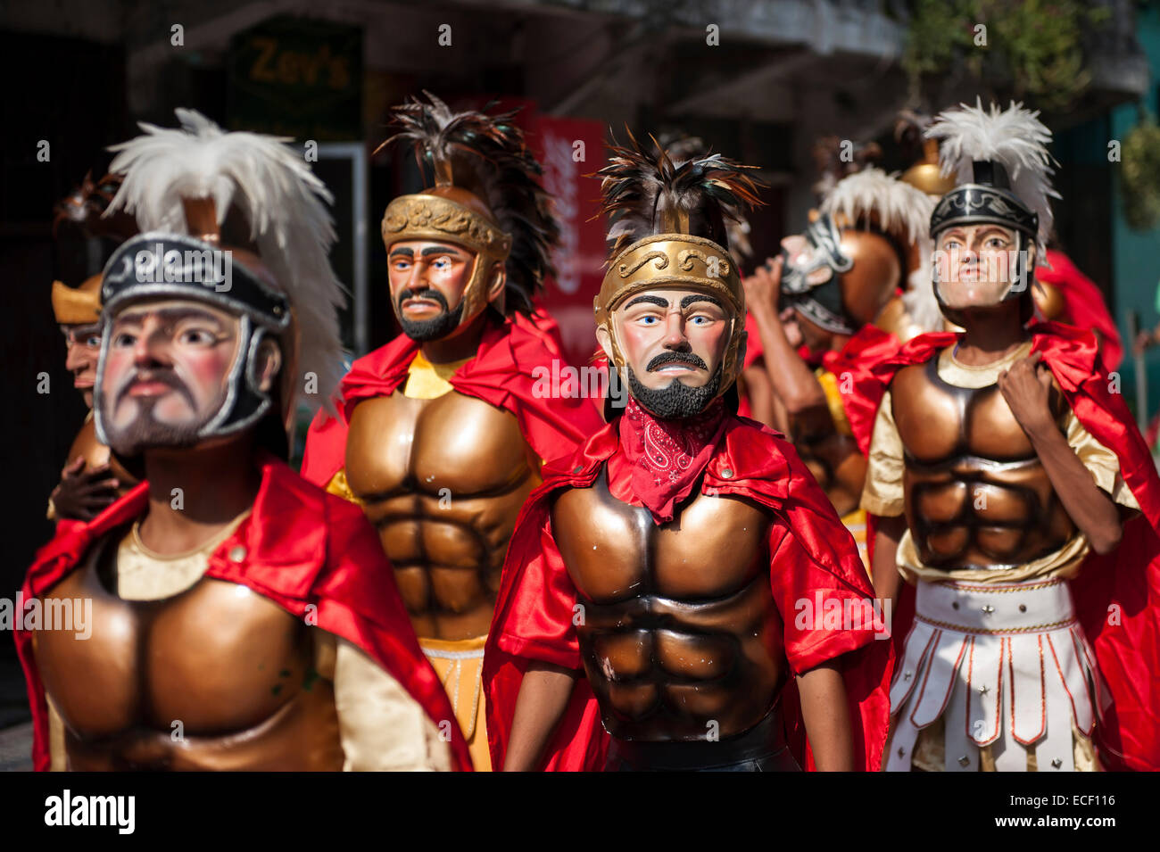 Soldati marciando nella Moriones festival, Marinduque, Filippine Foto Stock
