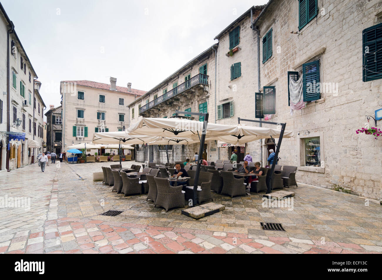 KOTOR, MONTENEGRO - Maggio 17, 2013: Vecchia città di Kotor in Montenegro, in Europa come le persone sono godere presso la caffetteria. Il 17 maggio 2013 in K Foto Stock