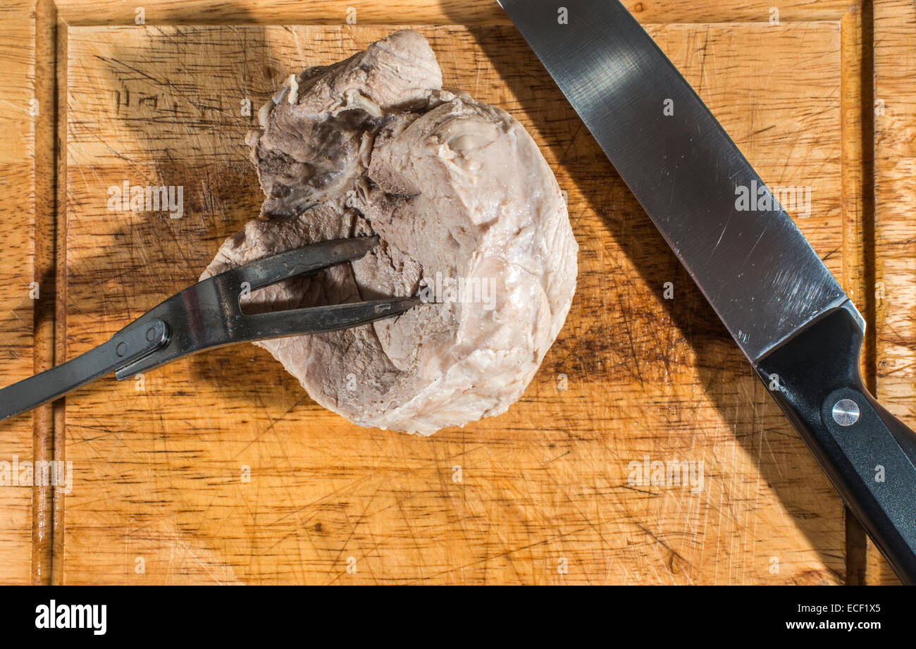 Il taglio di carne cotta su legno. Foto Stock