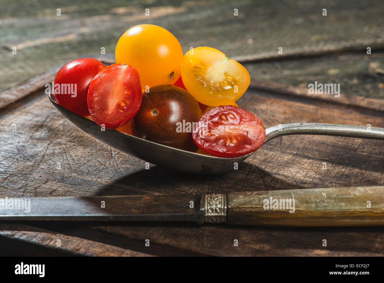 Varietà di pomodori ciliegia a cucchiaio su legno Foto Stock