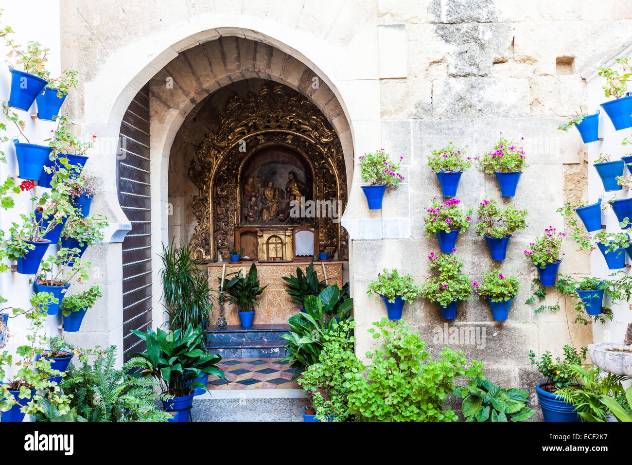 Cordoba, Regione Andalusia, Spagna. Una vecchia chiesa con la tradizionale fiori impostare di questa città. Foto Stock