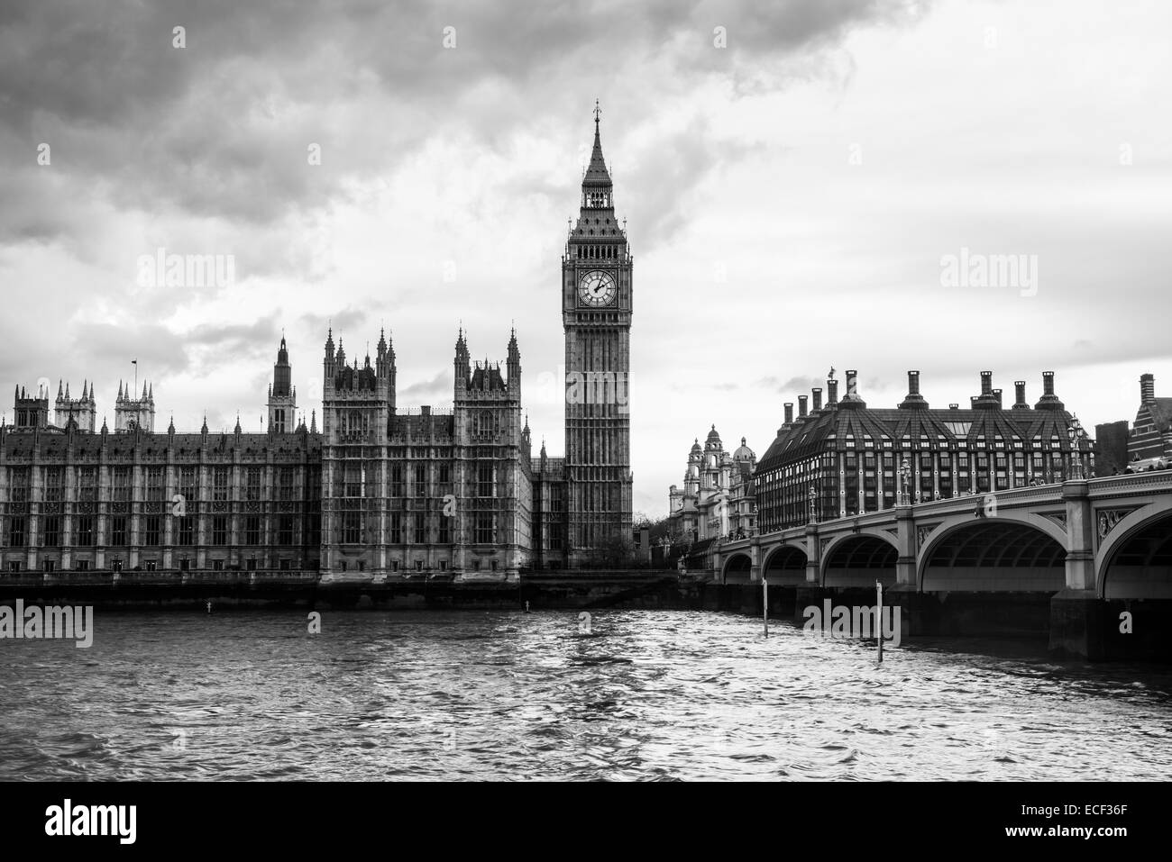 Londra - La Casa del Parlamento e il Big Ben sotto le dense nubi Foto Stock