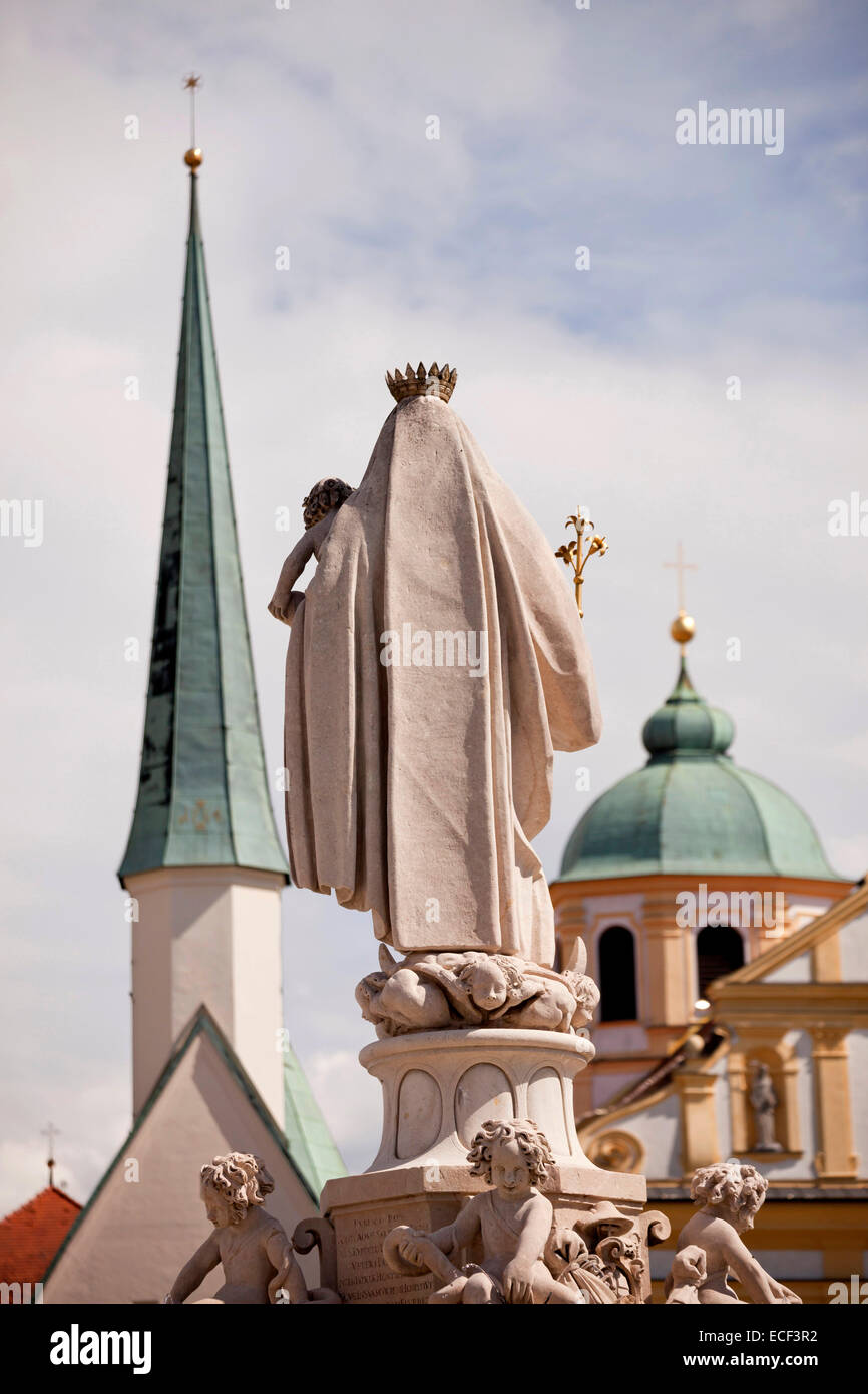 Maria des Marienbrunnen, Magdalenakirche und der Turm der Gnadenkapelle am Kapellplatz di Altötting, Oberbayern, Bayern, Deutsch Foto Stock