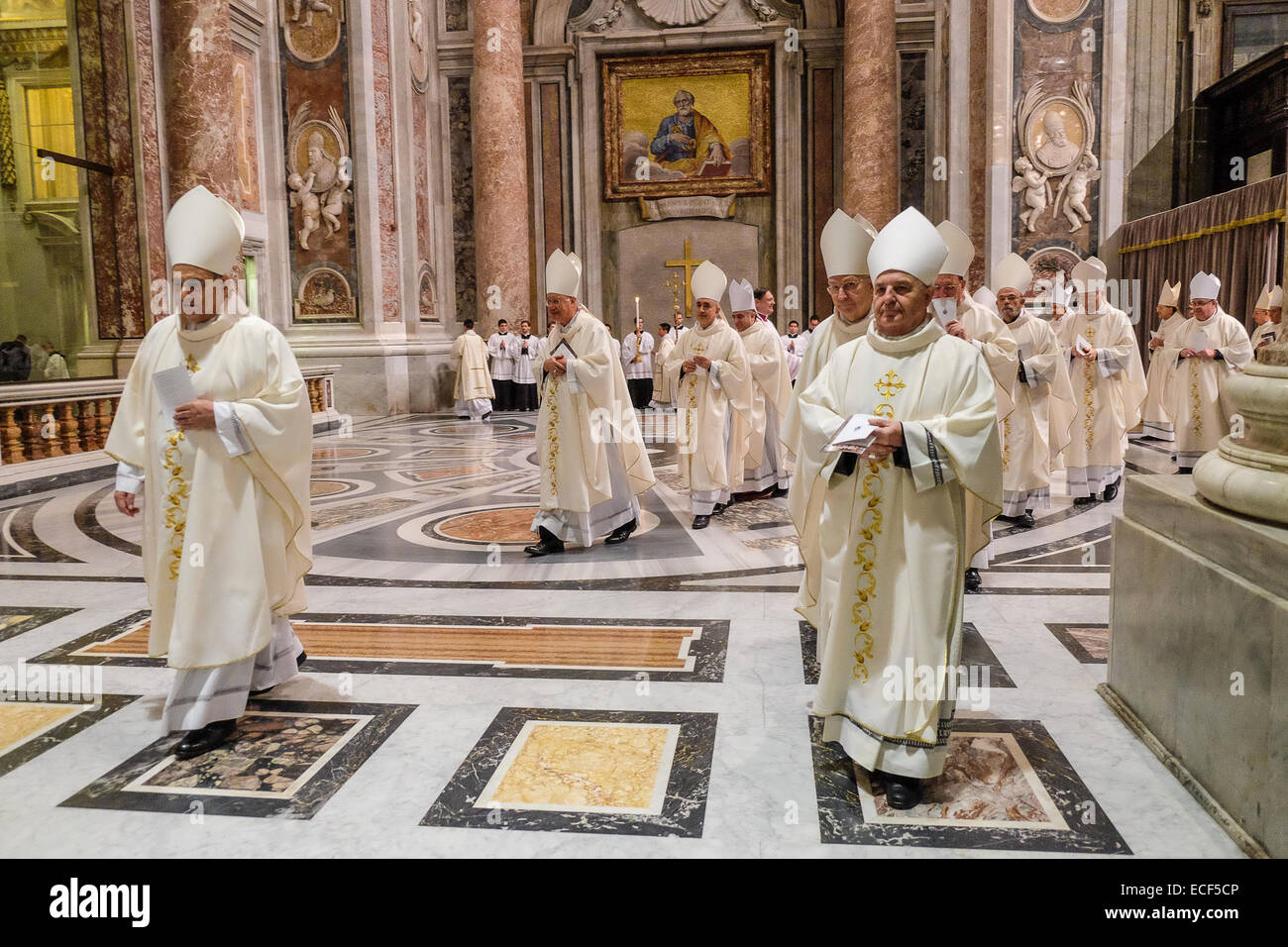 Città del Vaticano. Dodicesimo Dicembre, 2014. Papa Francesco celebrano la santa Vergine di Guadalupe in San Pietro con la chaints del Misa Criolla, del compositore argentino Ariel Ramìrez Credito: Davvero Facile Star/Alamy Live News Foto Stock