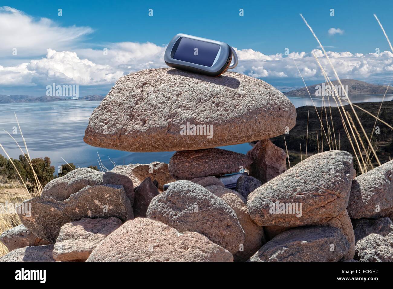 Dispositivo GPS è collocata su rocce impilate di geochache nascondi. Foto Stock