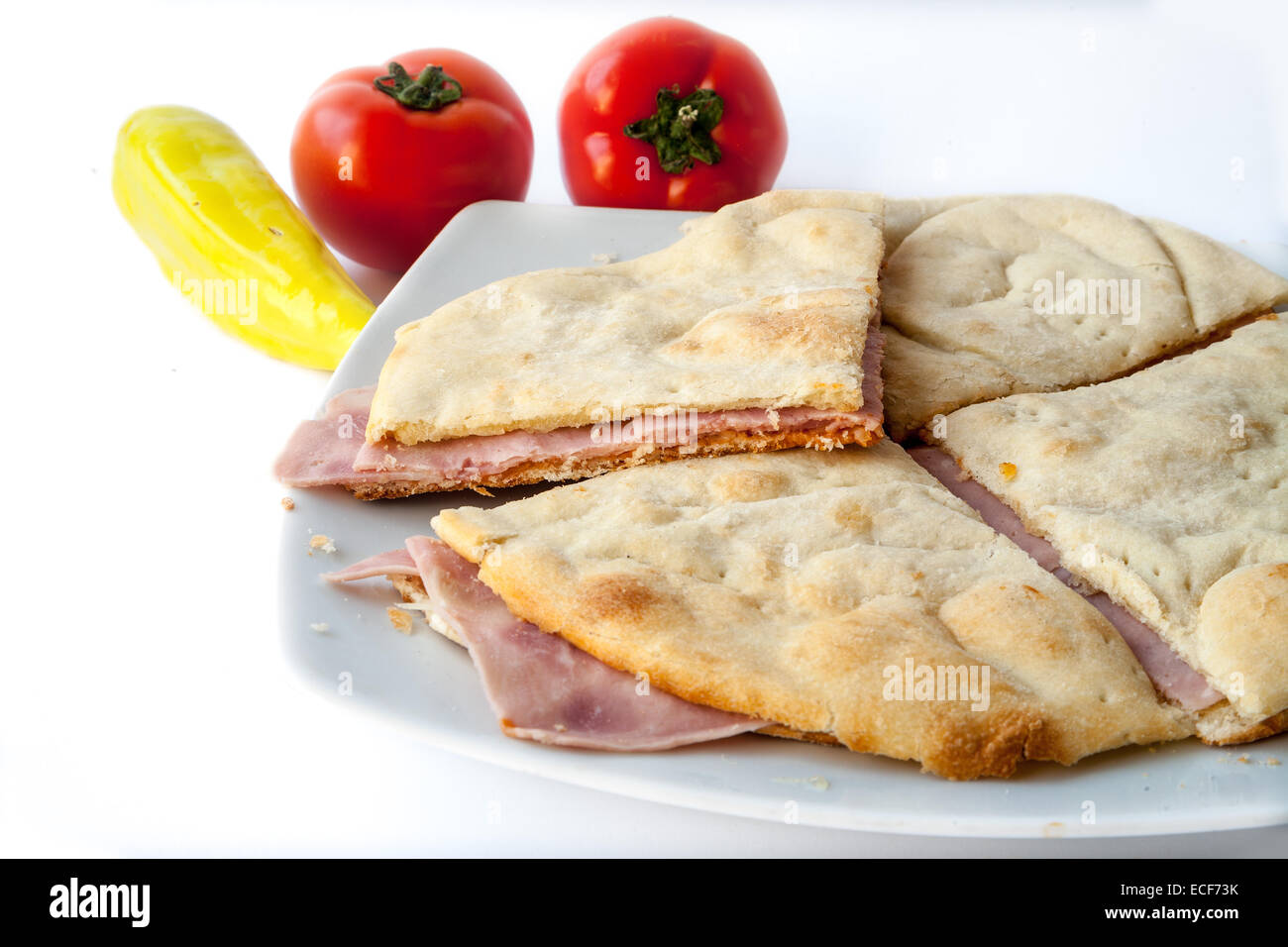 Grigliata di panini farciti con funghi champignon, basilico, arrostito red pepper aioli, pomodoro e formaggio. Dof poco profondo, non Foto Stock