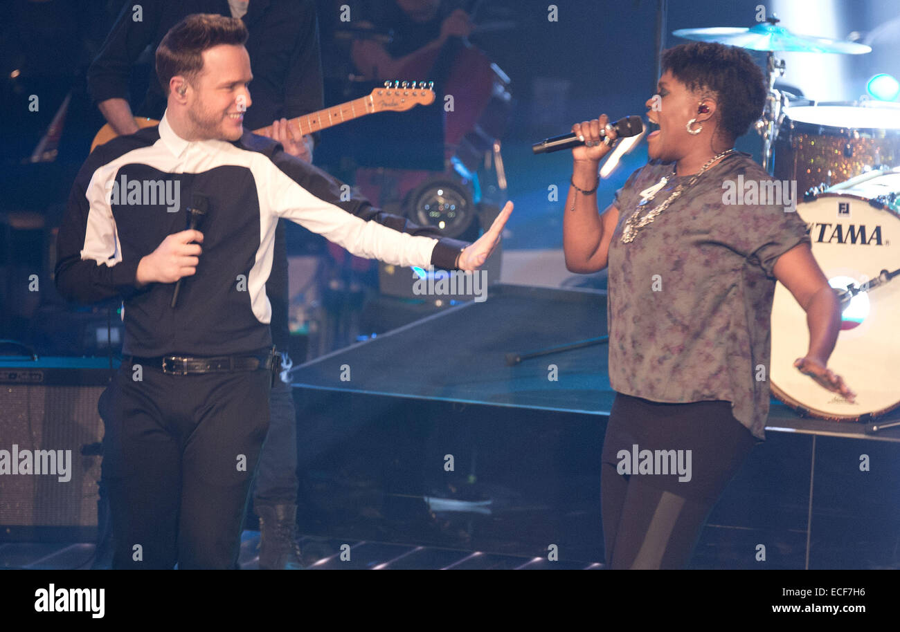 Berlino, Germania. 12 dic 2014. British pop cantante Olly Murs e candidato Marion Campbell eseguire durante la finale del programma TV " la voce della Germania" a Berlino, Germania, 12 dicembre 2014. Lo spettacolo è in onda su Sat.1 canale TV. Foto: Joerg Carstensen/dpa/Alamy Live News Foto Stock