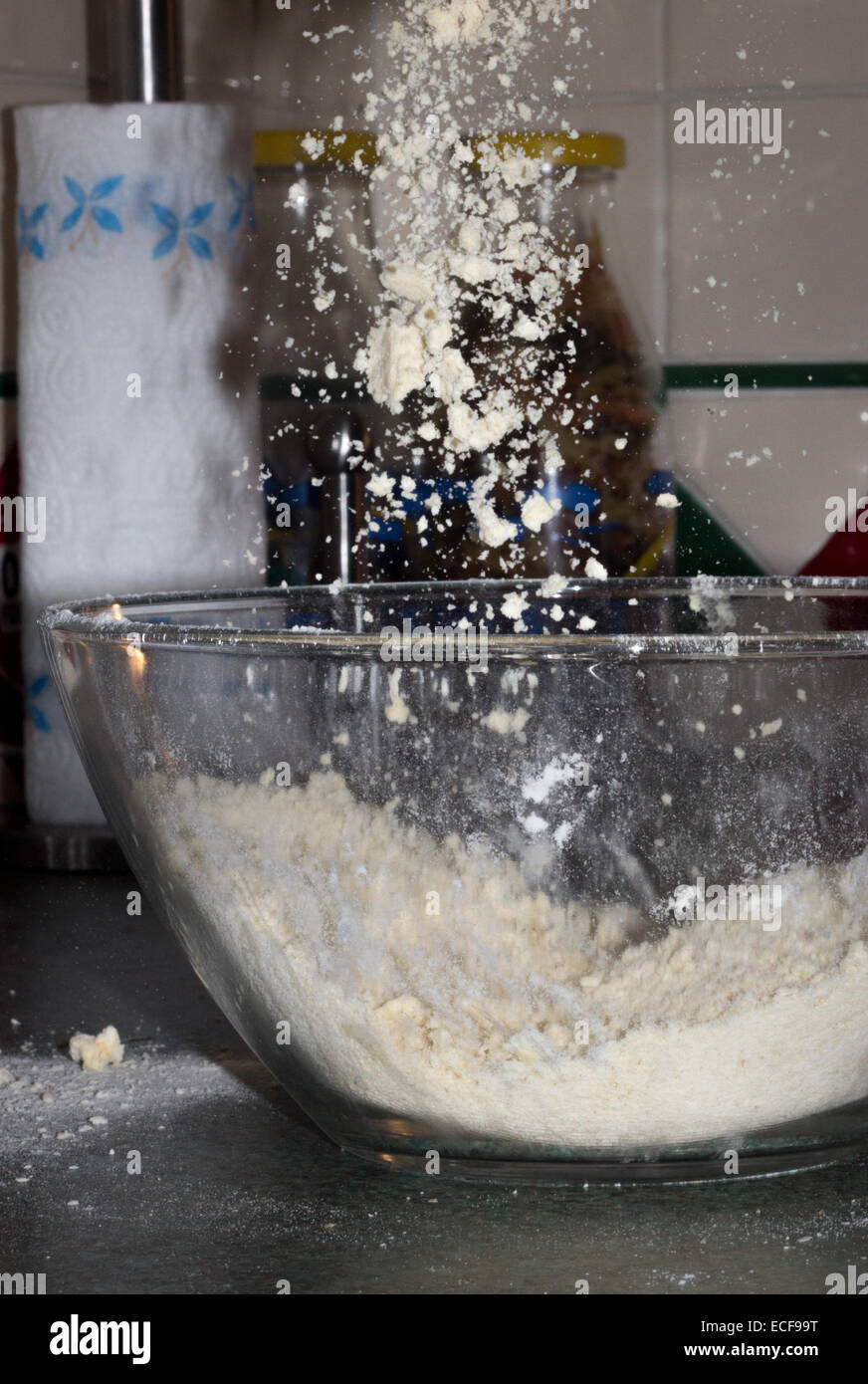 Azione girato per la realizzazione di un crumble mix per andare sulla sommità di uno dei molti budini, apple crumble per esempio. Foto Stock