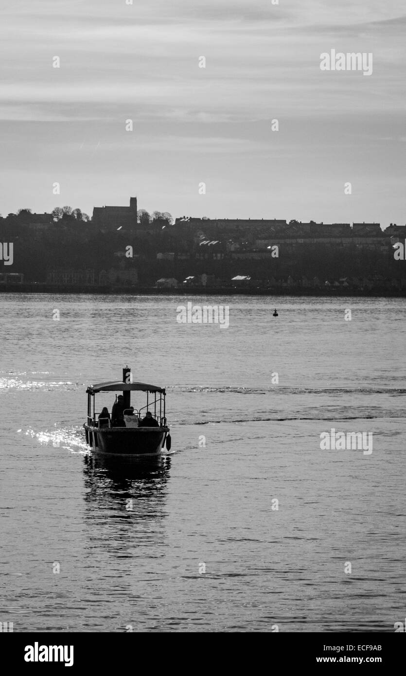 Una barca da pesca barca a vela di distanza dalla Baia di Cardiff, Galles in una giornata di sole. Foto Stock