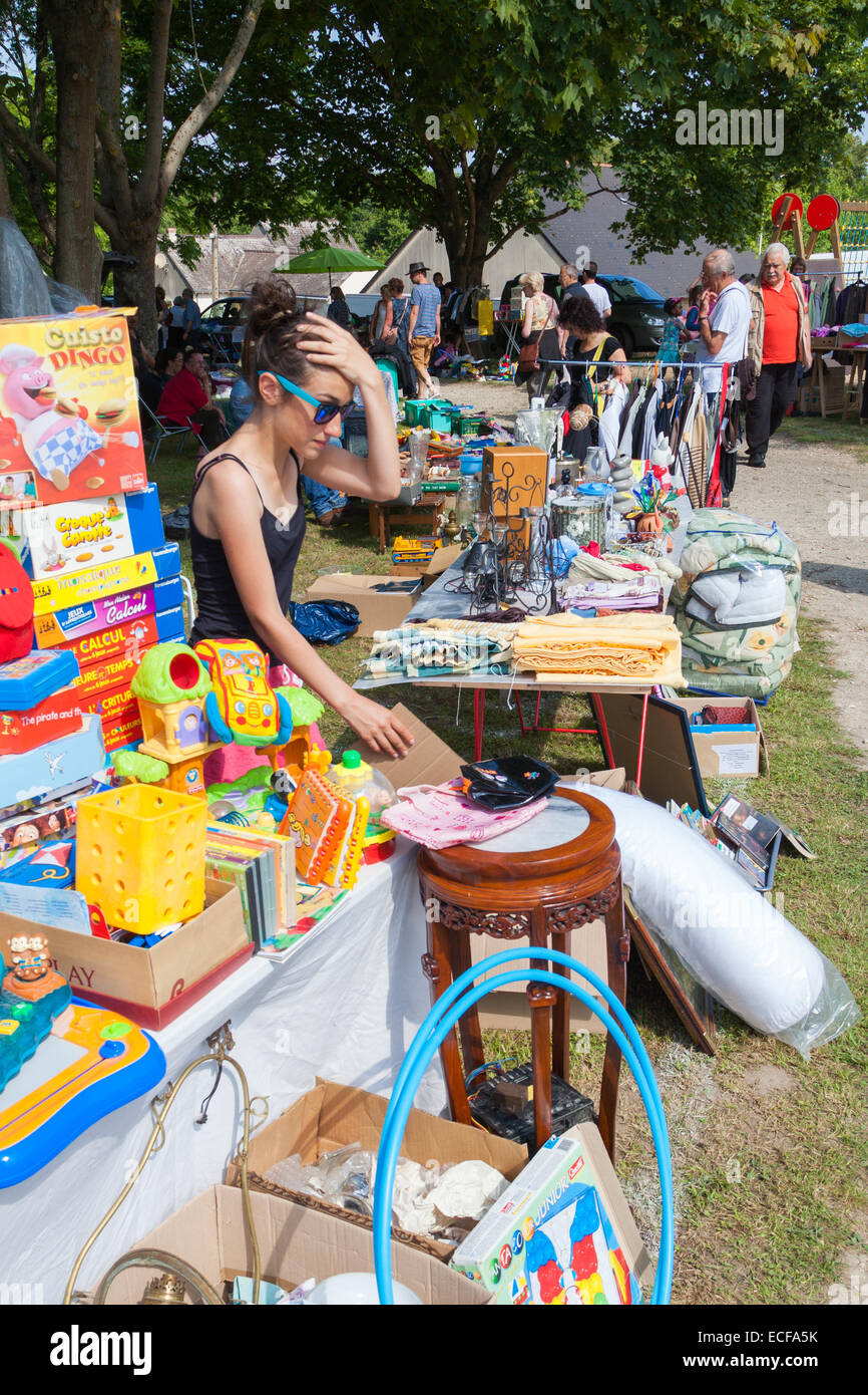 Francueil, Francia. brocant bric a brac, garage vendita cantiere, la vendita o il bagagliaio della vettura in vendita in villaggio Foto Stock