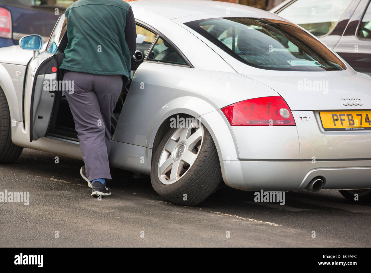 Un Audi con una ruota posteriore cade fuori da dadi della ruota che si sono allentati. Foto Stock