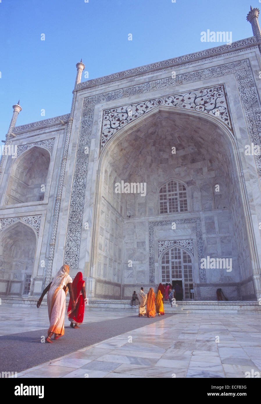 Tradizionalmente condita le donne in sari immettere il Taj Mahal, Agra, Uttar Pradesh, India, Asia Foto Stock