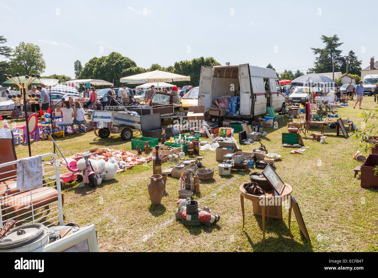 Francueil, Francia. brocant bric a brac, garage vendita cantiere, la vendita o il bagagliaio della vettura in vendita in villaggio Foto Stock