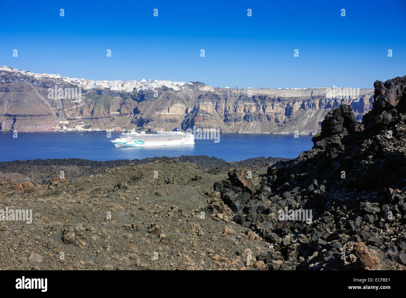 Nea Kameni lava vulcanica isola, Santorini, Grecia, con Fira sul bordo del cratere. Foto Stock