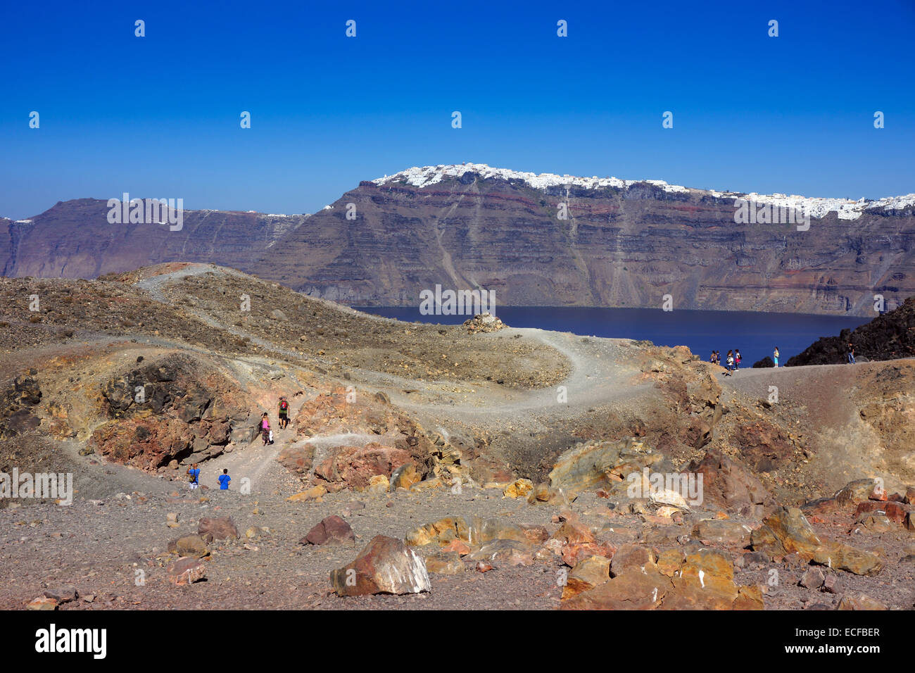 Nea Kameni lava vulcanica isola, Santorini, Grecia, con Fira sul bordo del cratere. Foto Stock