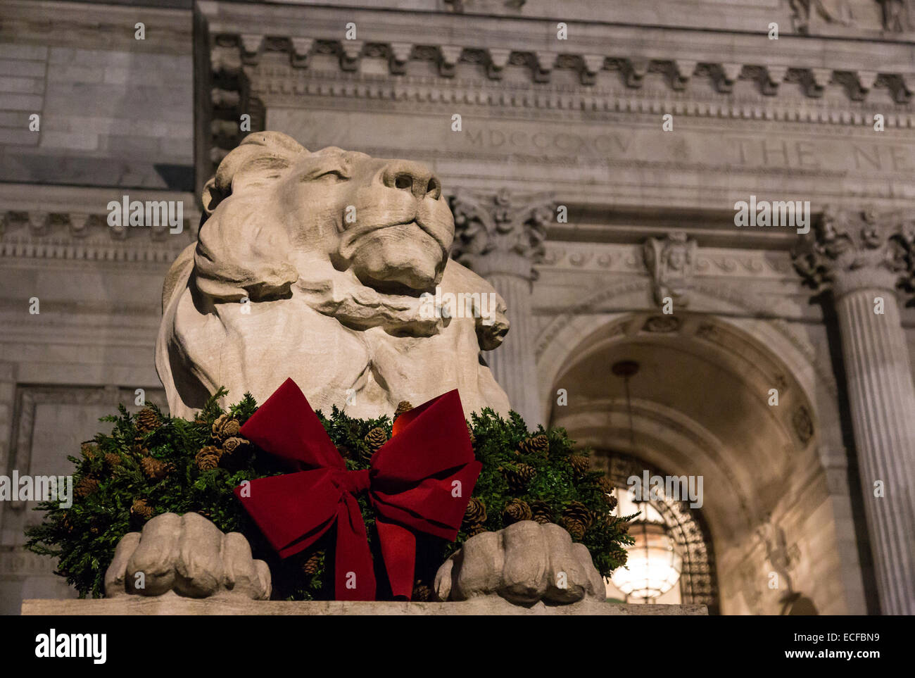 Biblioteca Pubblica di New York Lion con corona, NYC Foto Stock