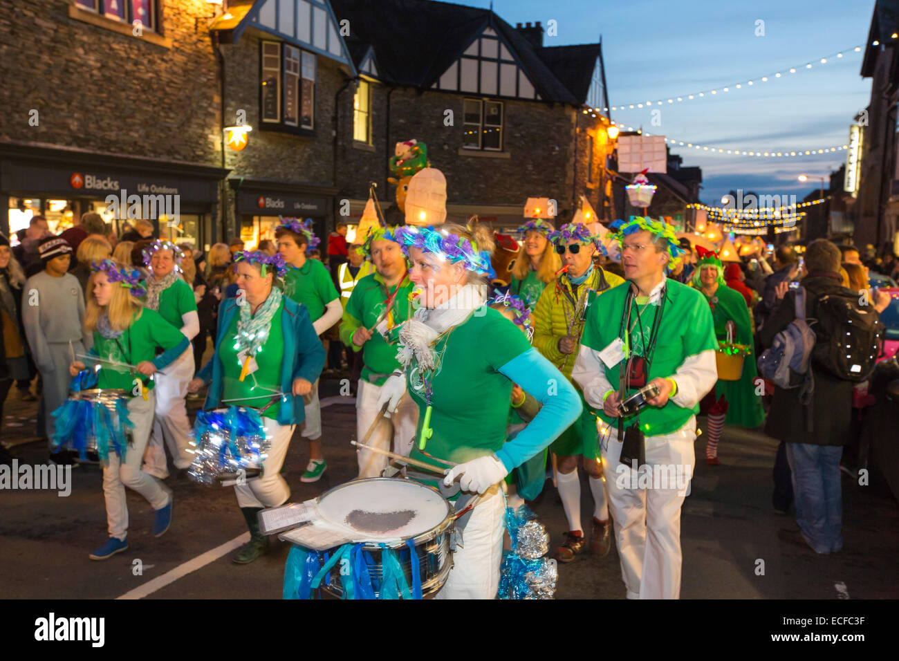 Gli interpreti di luci di Natale accendere in Ambleside, Lake District, UK. Foto Stock