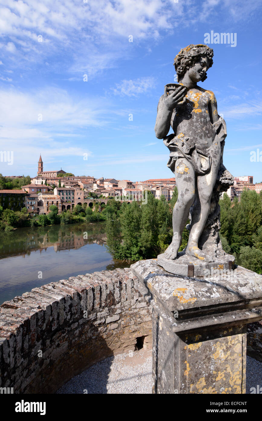 Giardino Statua di Bacco in giardino formale del Palazzo dei Vescovi o Palais de la Berbie & fiume Tarn Albi Francia Foto Stock