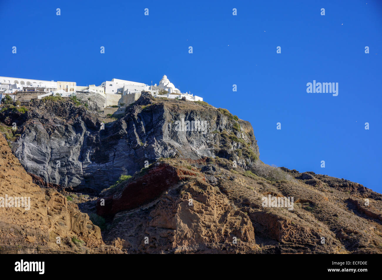 Case bianche con la Chiesa e con il cielo blu sul bordo della caldera, il cratere vulcanico, Santorini Foto Stock