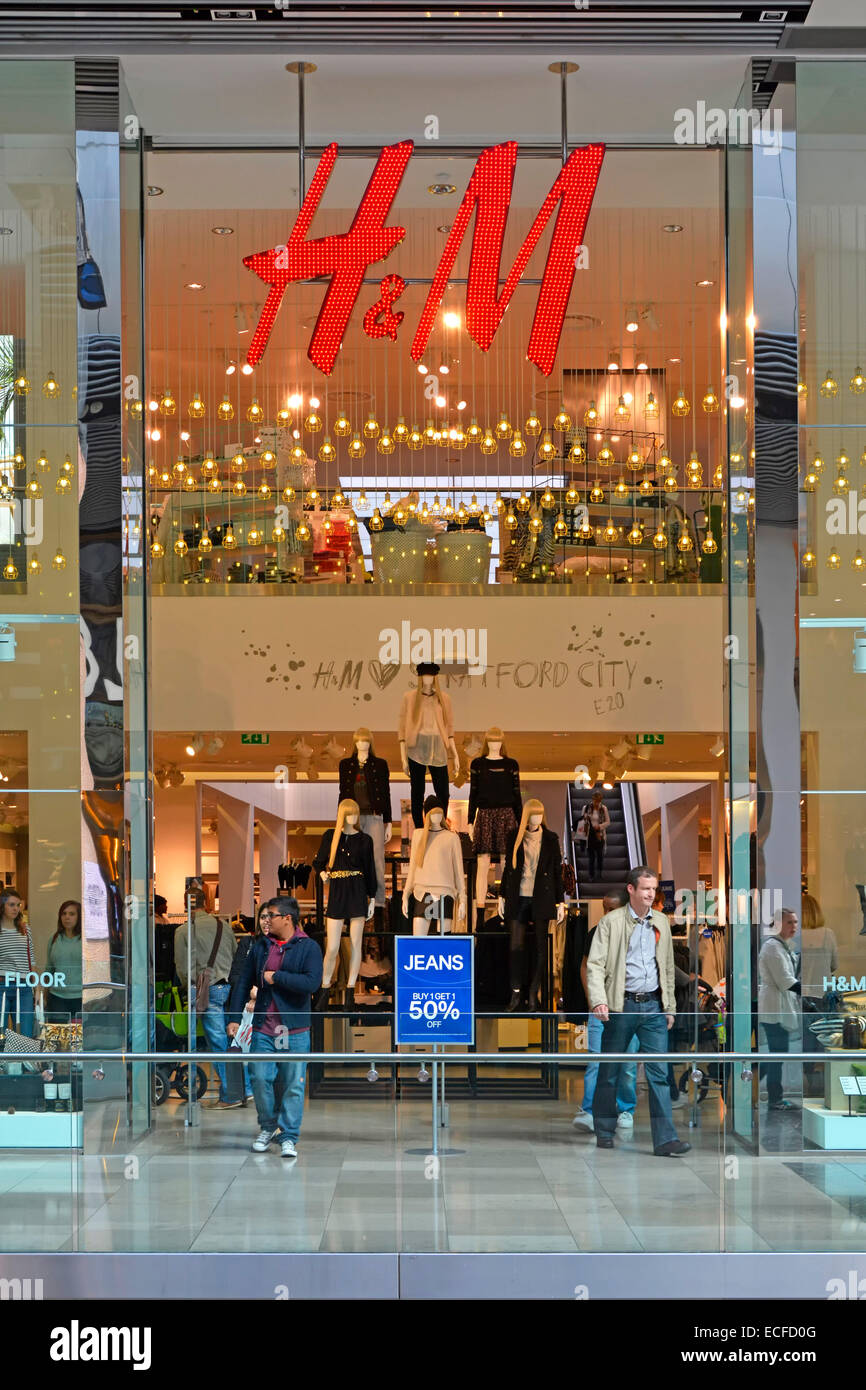 H&M negozio con vedute interne attraverso il negozio di fronte finestra visualizza e ingresso Foto Stock