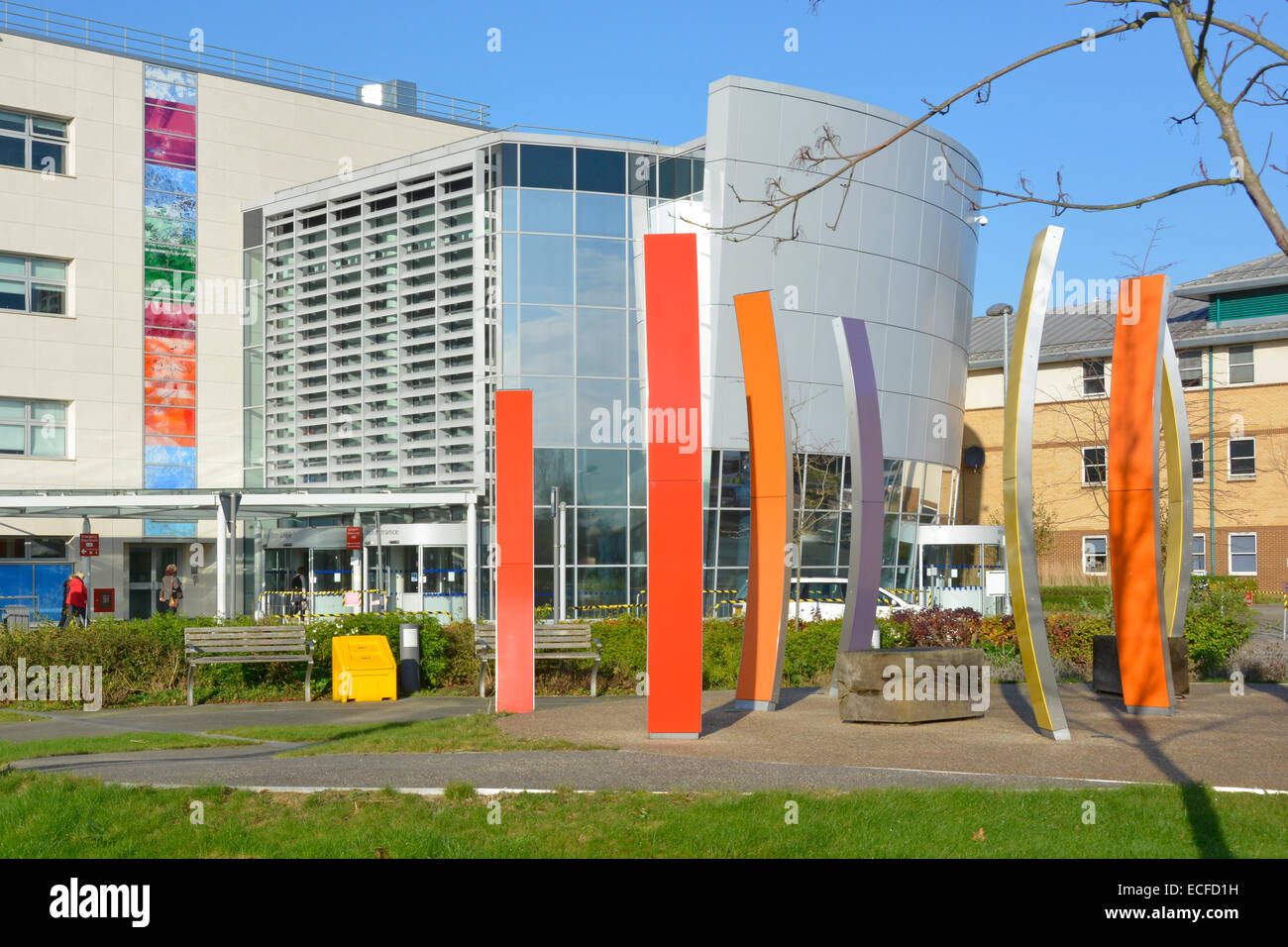 Area giardino di fronte all'entrata principale del moderno ospedale Broomfield NHS Chelmsford Essex England UK Foto Stock