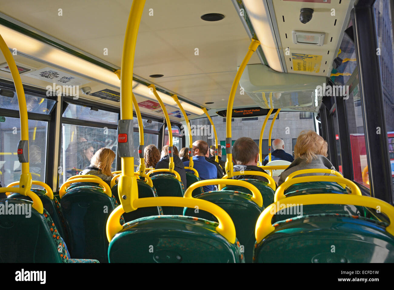 Interno vista posteriore dei passeggeri seduti sul pianale superiore di Londra double decker bus England Regno Unito Foto Stock